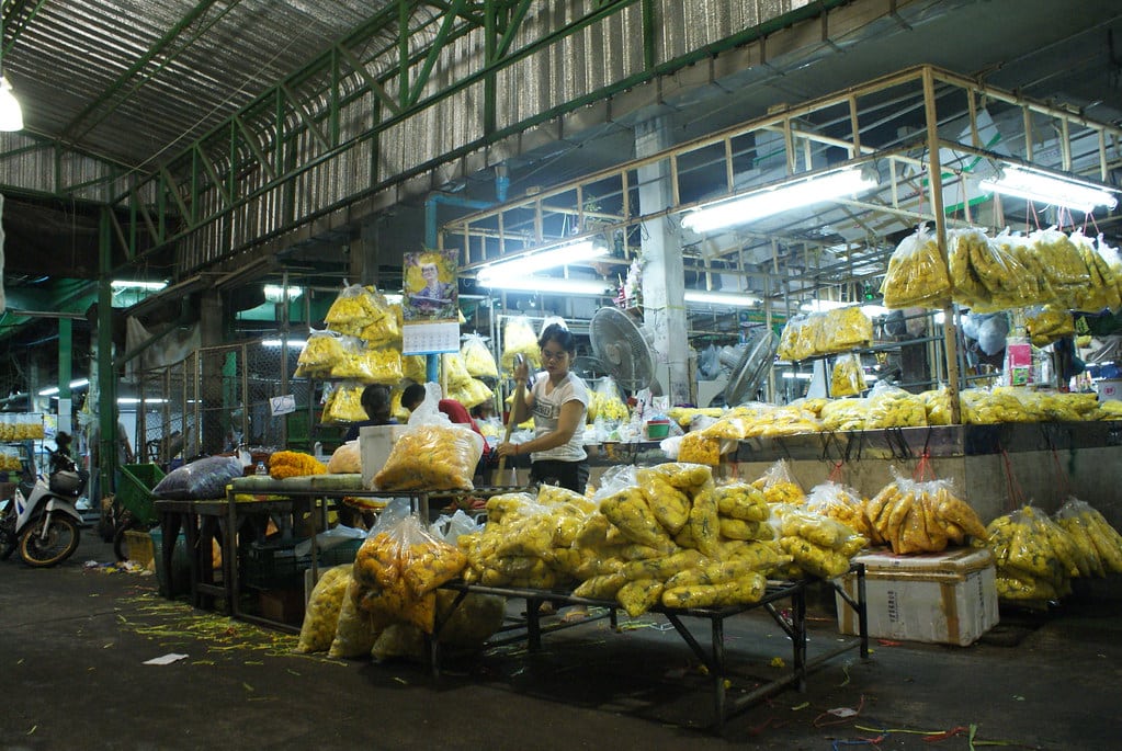 A l’intérieur de l’entrepôt où sont préparés les bouquets du marché aux fleurs de Bangkok.