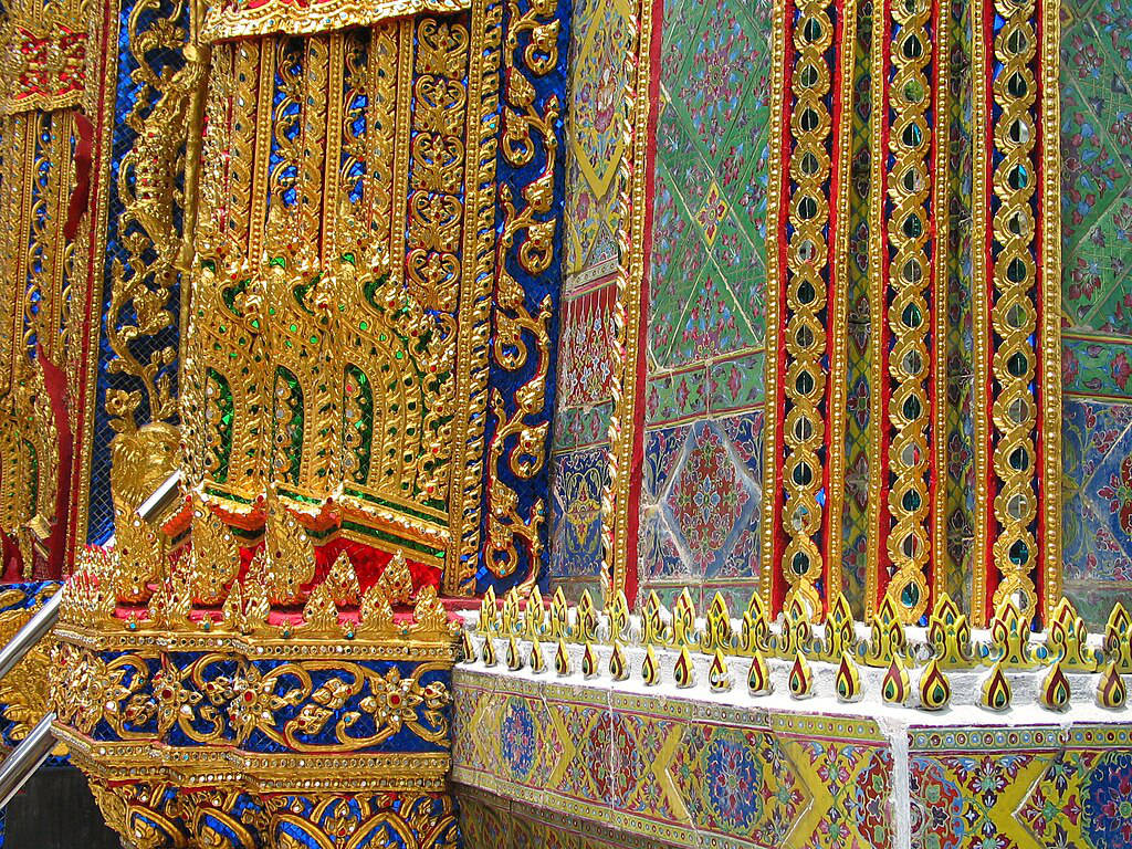 Détails de la décoration du temple de Wat Rajabophit dans le quartier de Phra Nakhon à Bangkok – Photo de Hdamm