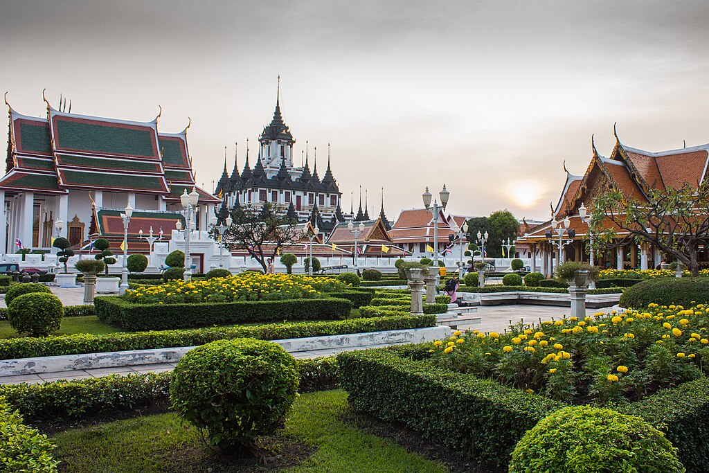 Jardin et temple Wat Ratchanatdaram à Bangkok – Photo de Deeprom