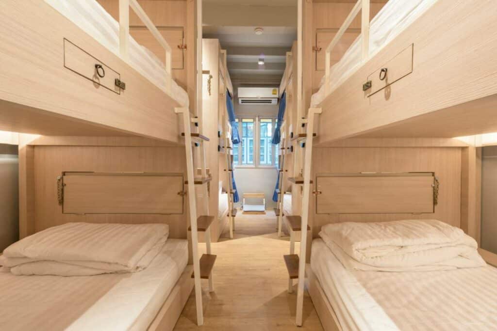 Dortoir de l'auberge de jeunesse Kinnon Hostel à Bangkok.