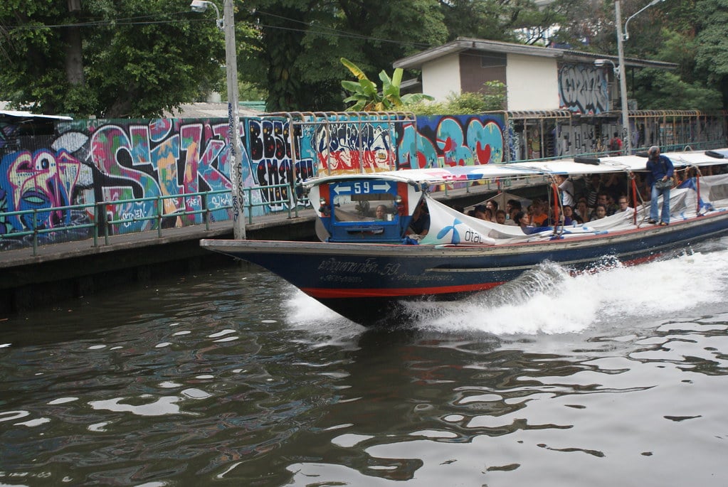 Service de transport sur le canal Khlong Saen Saeb à Bangkok. C'est rapide, pas cher, cela secoue un peu :)