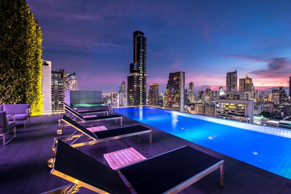 Piscine et terrasse en rooftop au Amara Bangkok Hotel.