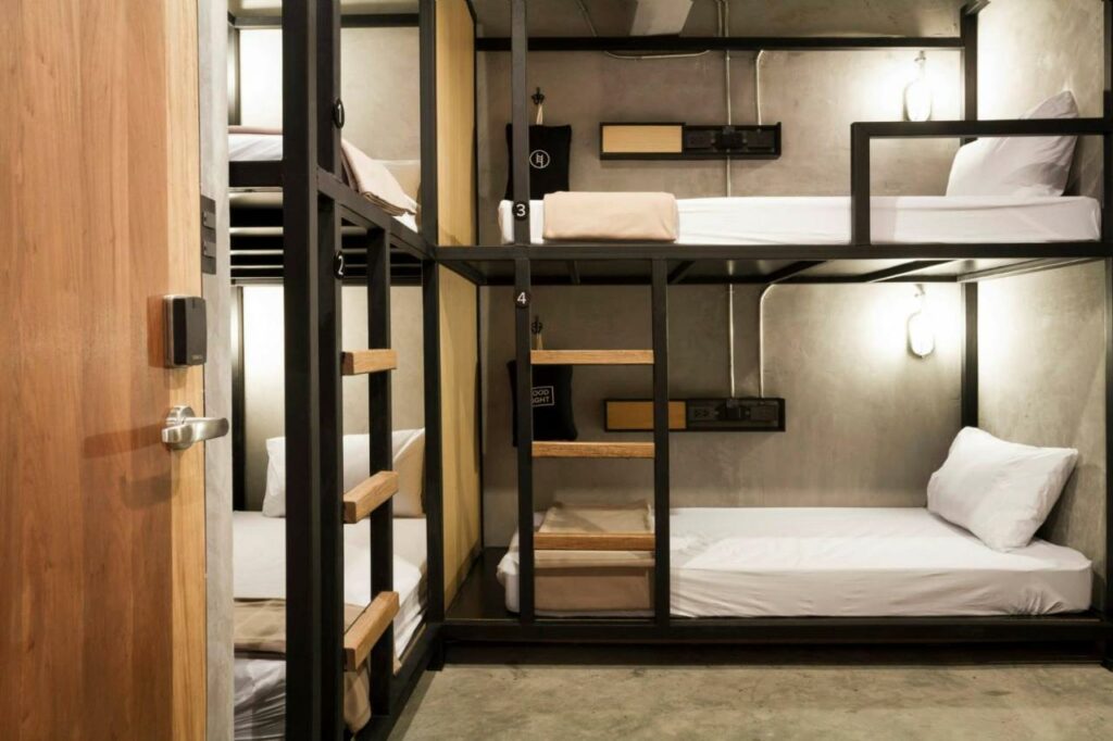 Dortoir dans l'hostel Bed Station de Bangkok.