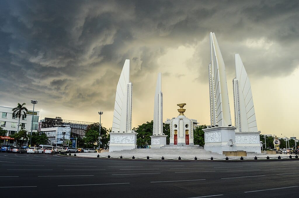 Monument de la démocratie avec quelques nuages métaphoriques au dessus – Photo de Narongchaiv