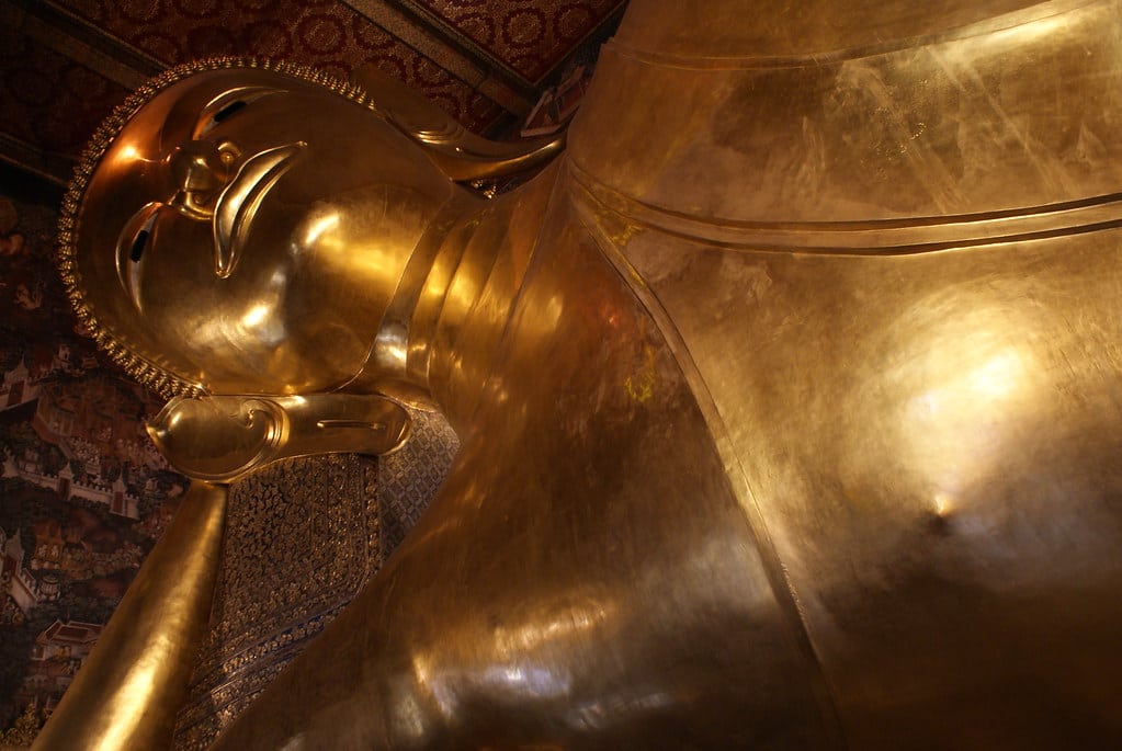 Monument de Bangkok : La célèbre statue de Bouddha couché dans le temple Pho.