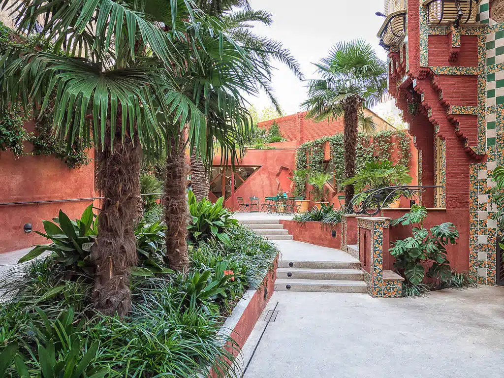 Jardin et café la Casa Vicens de Barcelone - Photo de Tudoi61 - Licence ccbysa 4.0