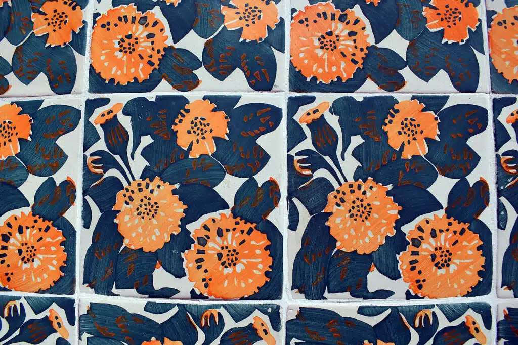 Motifs floraux avec un oeillet d'Inde à la Casa Vicens de Barcelone - Photo de Canaan - Licence ccbysa 4.0