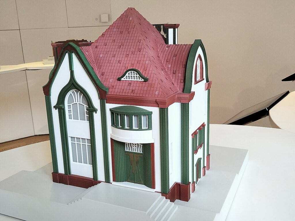 Maquette d'une maison de Peter Behrens (Darmstadt) à la Casa Vicens de Barcelone - Photo d'Enric - Licence ccbysa 4.0.