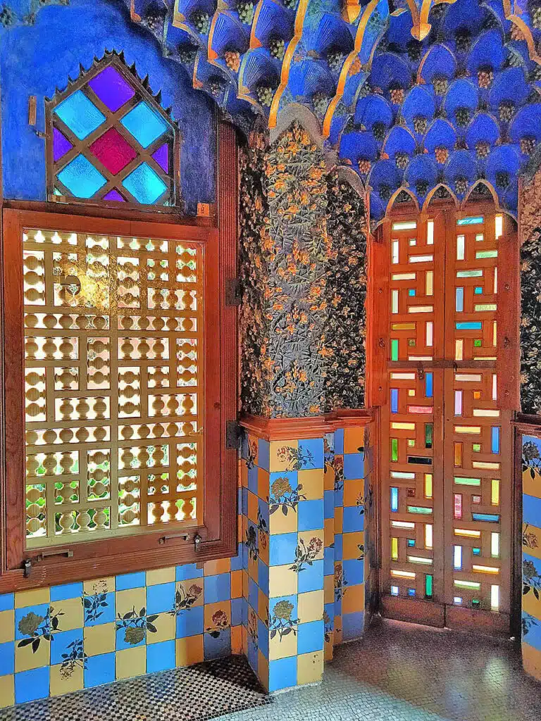 Inspiration islamique avec un moucharabieh et des nids d'abeille aux plafond à la Casa Vicens de Barcelone - Photo de Enric - Licence ccbysa 4.0