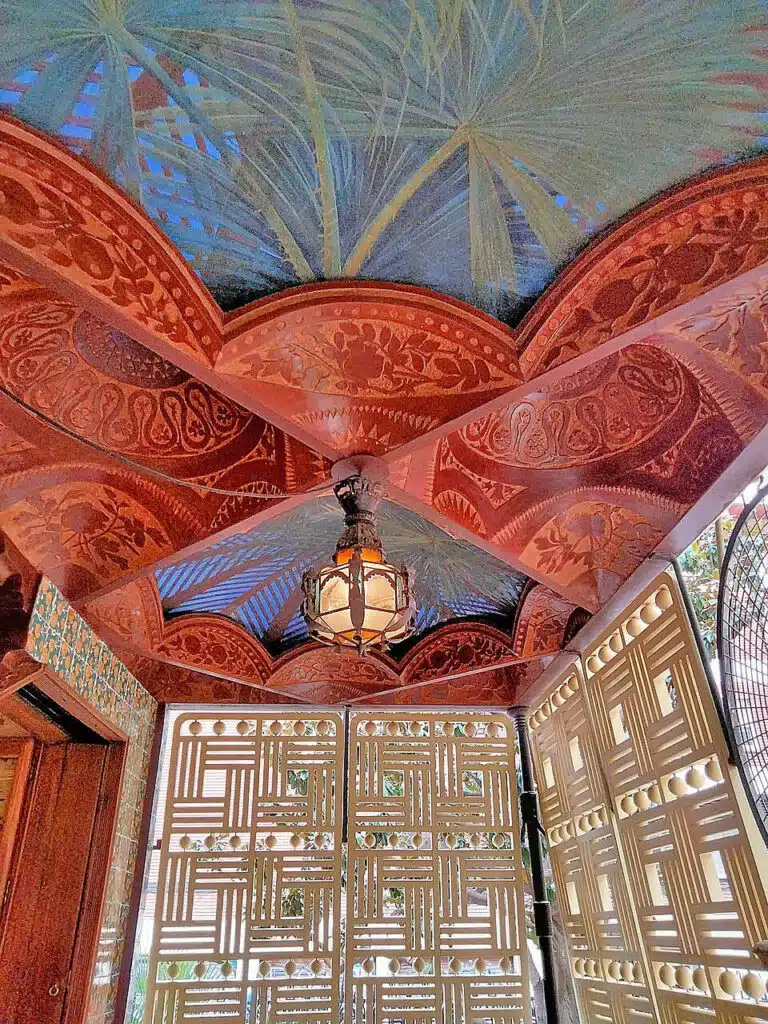Plafond aux motifs végétaux à la Casa Vicens de Barcelone - Photo d'Enric - Licence ccbysa 4.0