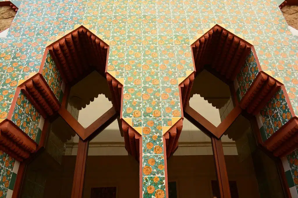 Arches d'inspiration islamique à la Casa Vicens de Barcelone - Photo de Joe Mabel - Licence ccbysa 4.0