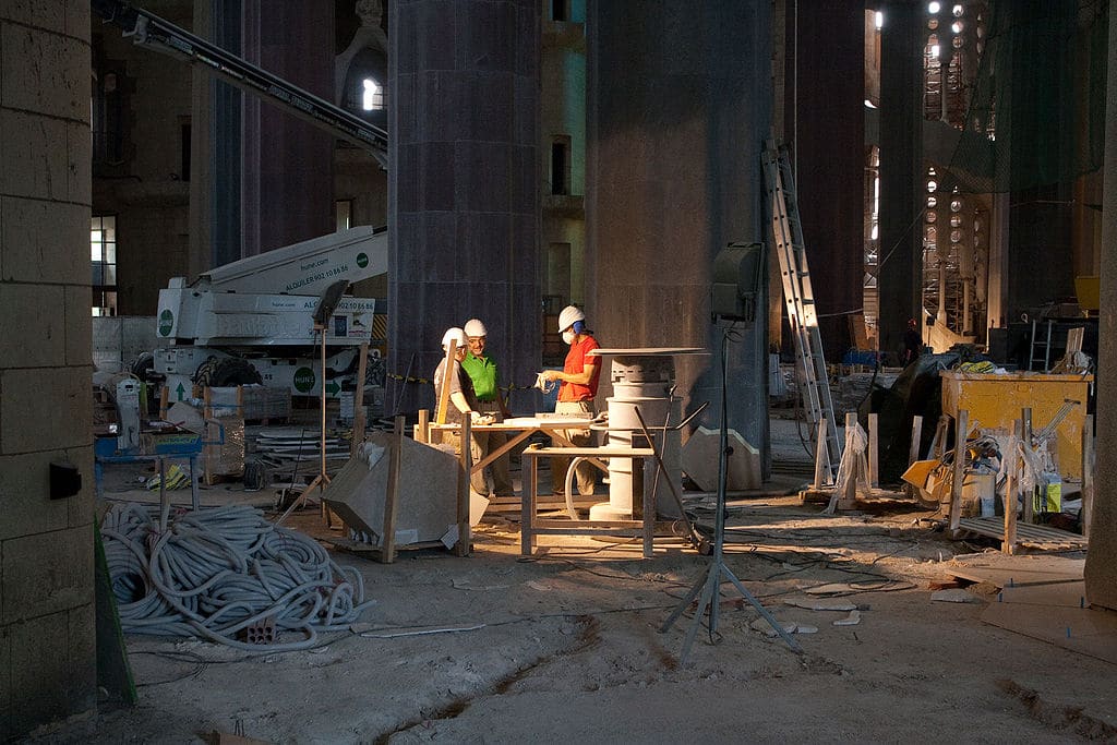 Ouvriers à l'intérieur de la Sagrada Familia en 2010 - Photo de Pachango