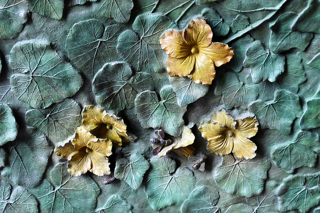 Motifs floraux sur la porte de la façade de la nativité de la Sagrada Familia à Barcelone - Photo de Richard Mortel