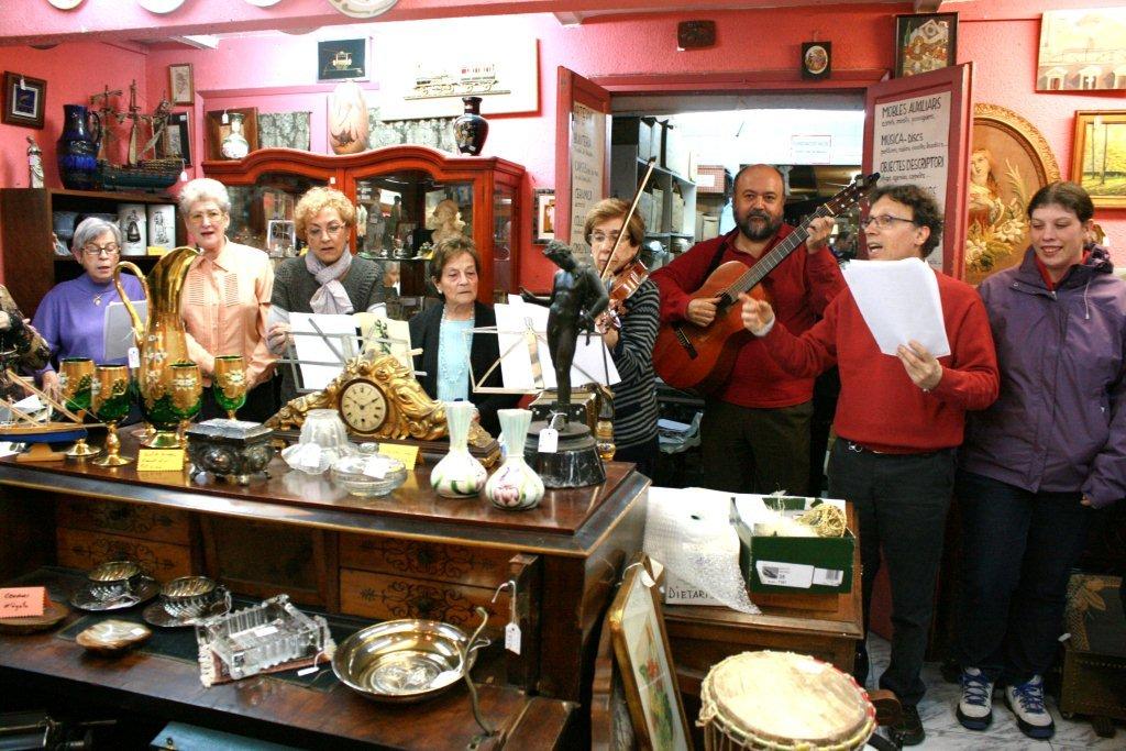 Concert dans la brocante de l'Encant de Gracia à Barcelone.