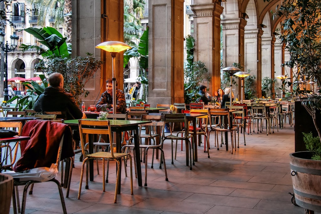 Sous les arcanes de la Plaça Reial dans le quartier de Gotico à Barcelone - Photo de Jorge Franganillo