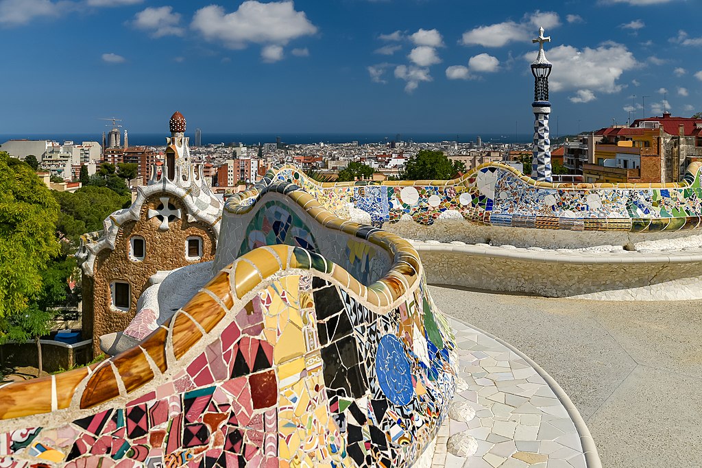 Jolis bancs en mosaique de Gaudi dans le Parc Guell du quartier de Gracia à Barcelone. Photo de Jorge Franganillo