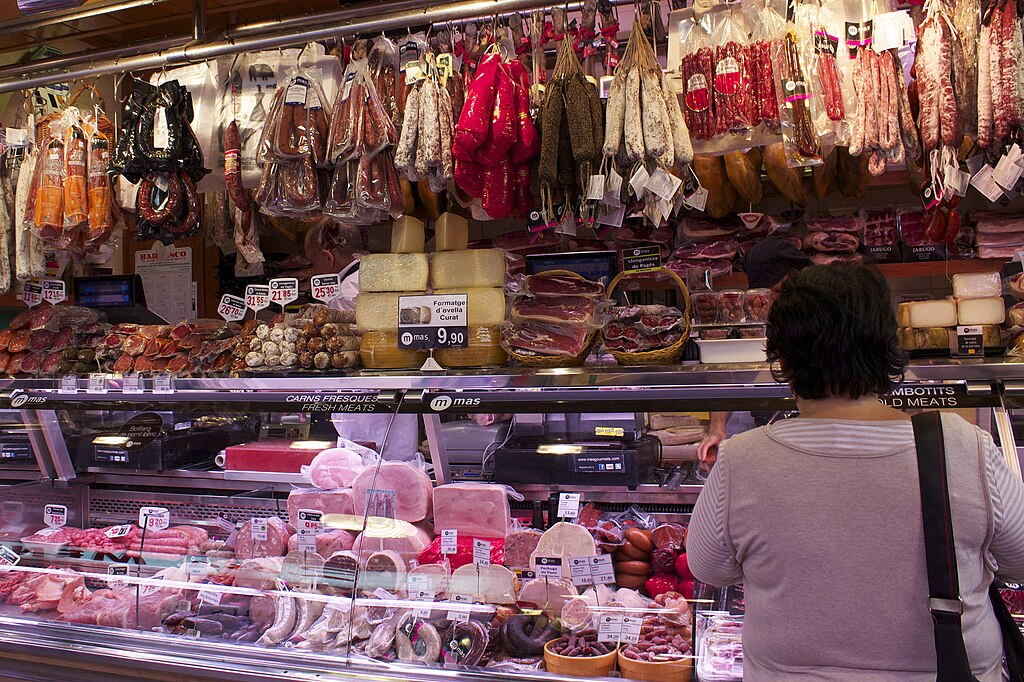 Charcuterie et fromage, deux options possibles pour un pique nique dans un parc de Barcelone. Photo de Katherine Price.