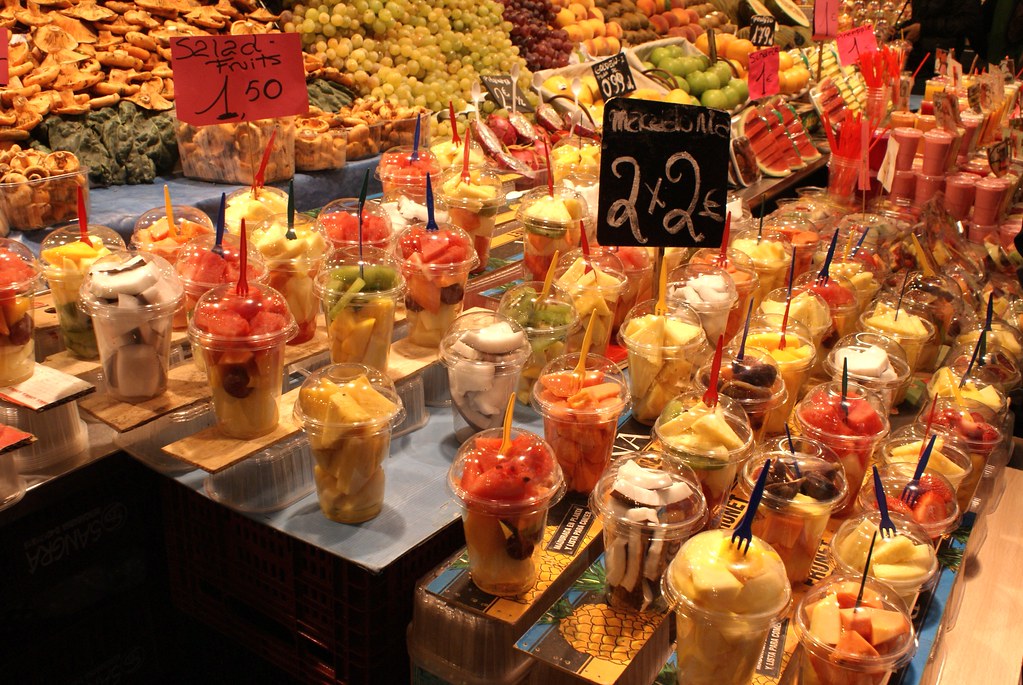 Smoothies et salades de fruits pas chers au mercat le plus touristique de Barcelone. Et énormément de déchets à l’arrivée.
