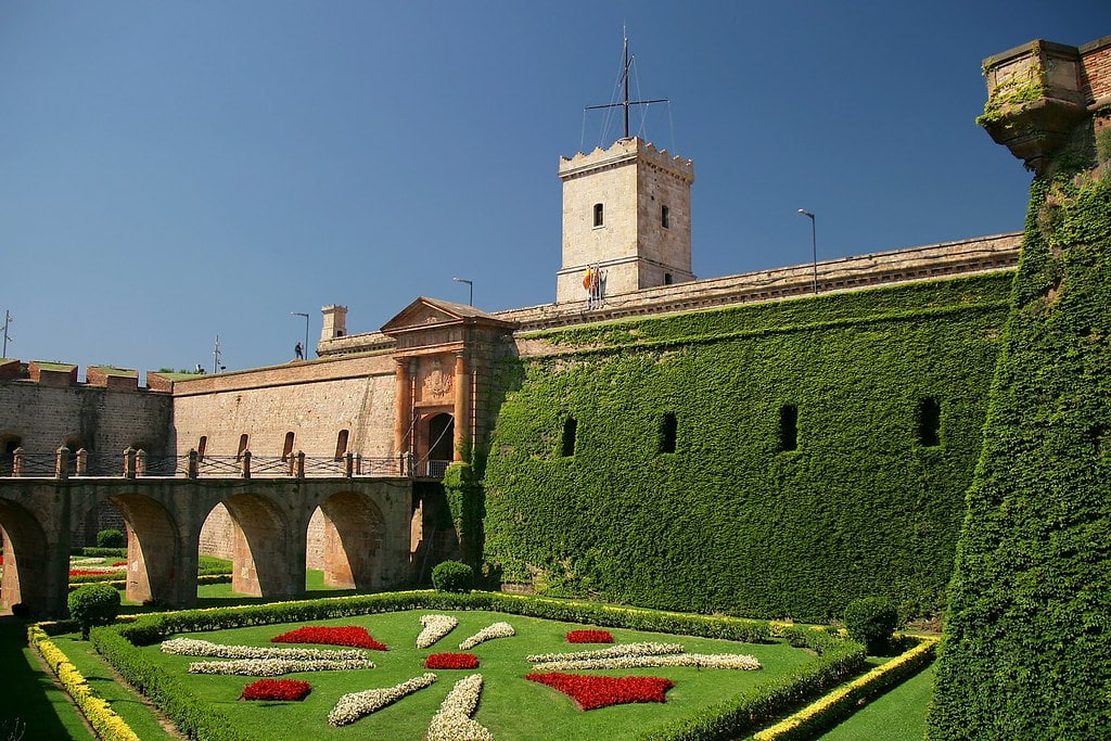 Entrée du chateau de Montjuic au sommet de sa colline à Barcelone. Photo de Jorge Franganillo