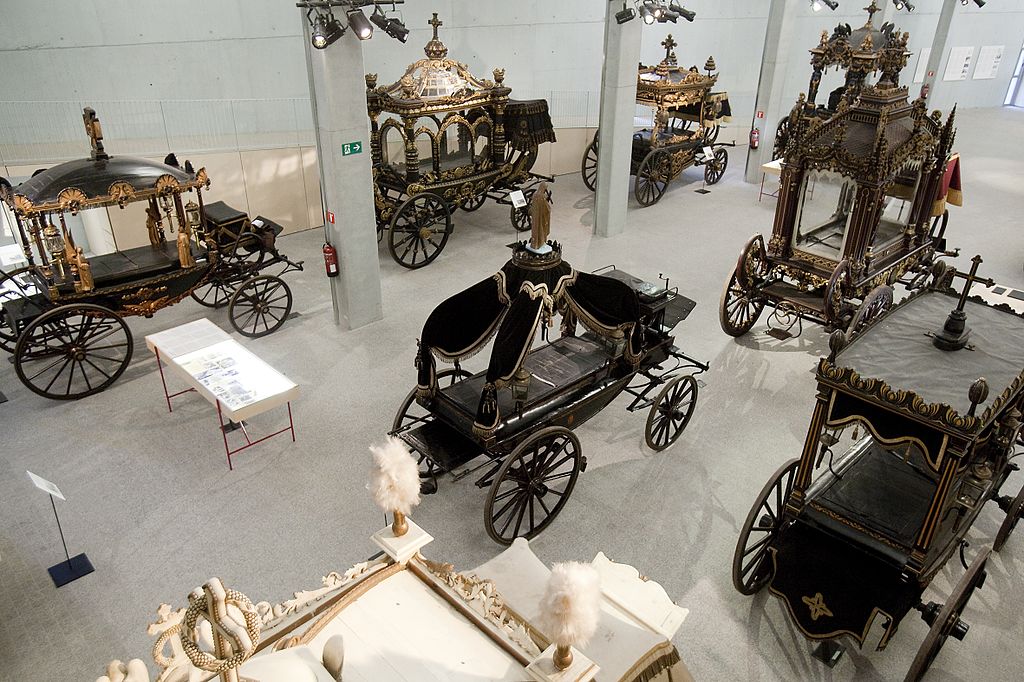 Dans le musée des chariots funeraires dans le cimetière de Montjuic à Barcelone. Photo de Cementiris de Barcelona