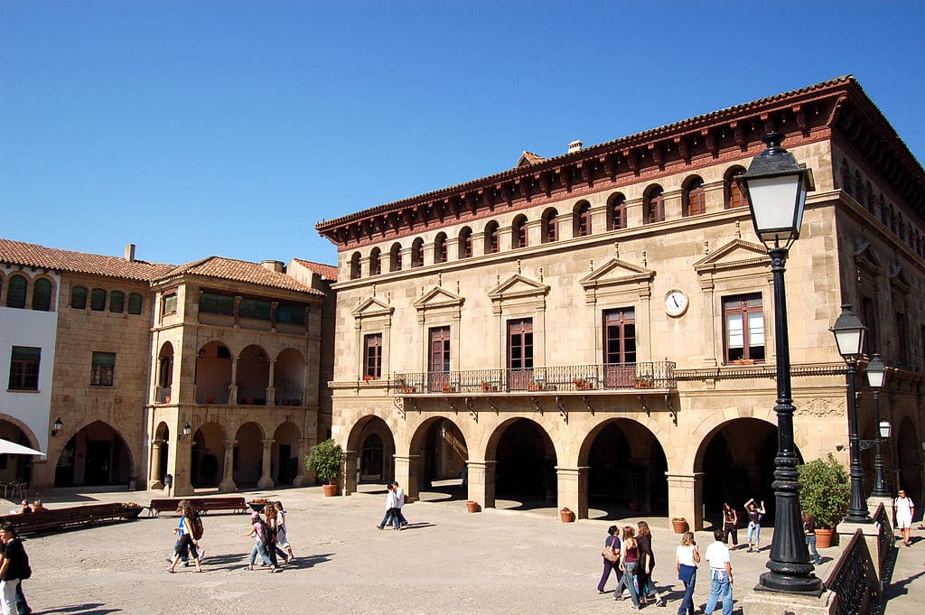 Sur une place du Poble Espanyol dans le quartier de Montjuic à Barcelone - Photo de Bjaglin