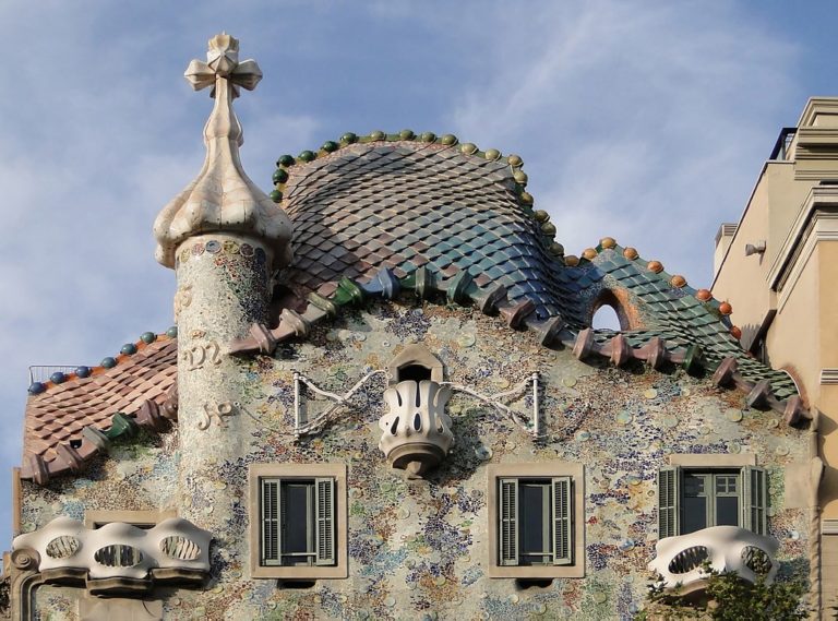 Toit de la Casa Batlo de l'architecte Gaudi à Barcelone - Photo de Bernard Gagnon.