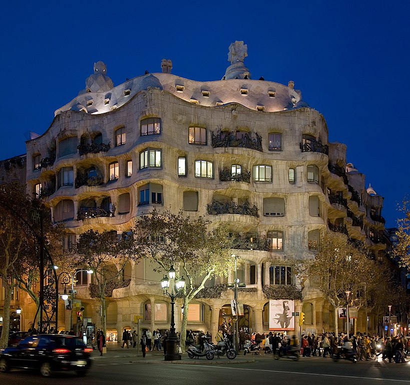 Casa Mila, construction emblématique de Gaudi à Barcelone. Photo by DAVID ILIFF. License: CC-BY-SA 3.0