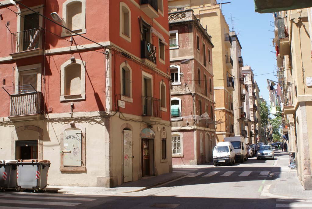 Quartier en damier de Barceloneta à Barcelone au bord de la mer.