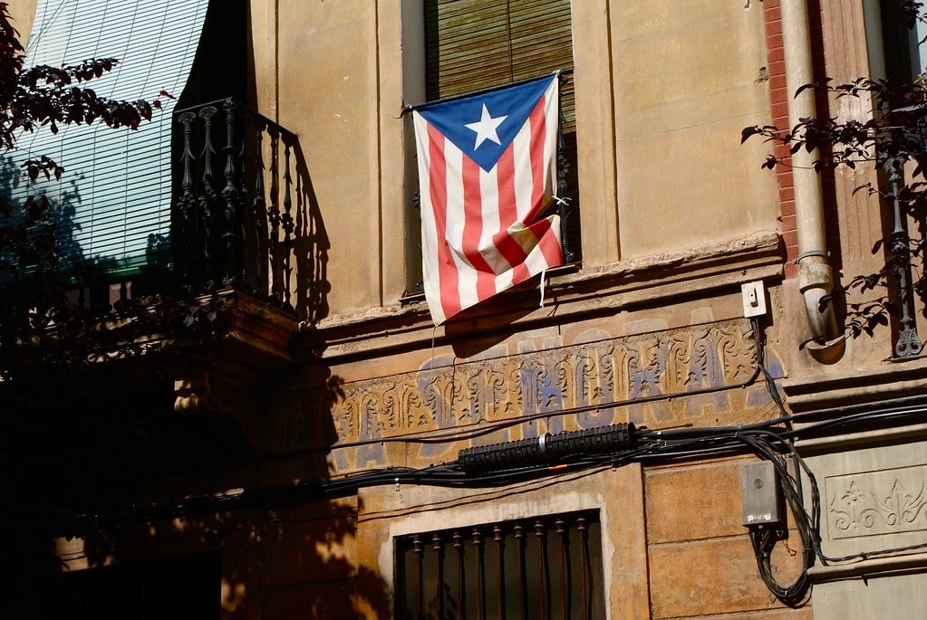 Quartier de Gracia à l’heure de la sieste, ancienne enseigne et drapeau catalan.