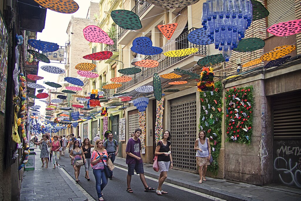 Rue décorée et colorée lors des fêtes de Gracia – Photo de Mikipons