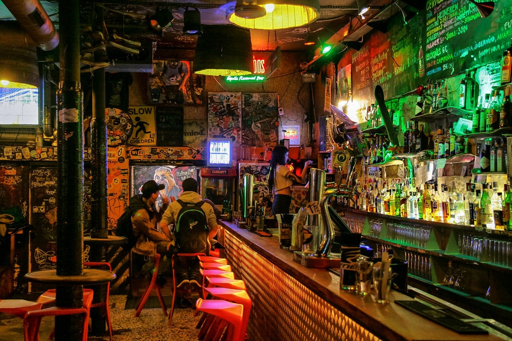 Dans le bar Nevermind du quartier du Raval à Barcelone - Photo de Jorge Franganillo