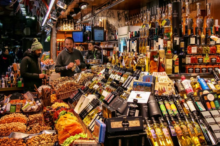 Explosion de couleurs dans le marché de la Boqueria dans le quartier du Raval à Barcelone - Photo de Jorge Franganillo