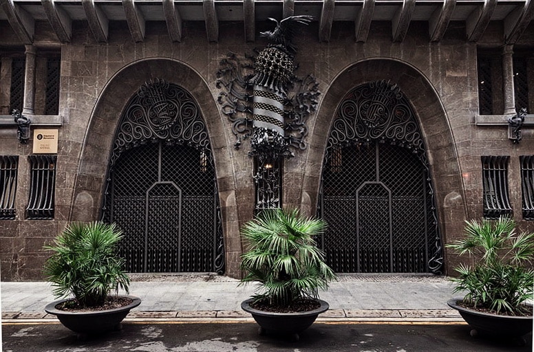 Entrée du Palais Guell réalisé par Gaudi dans le quartier du Raval à Barcelone - Photo de Seth Lemmons