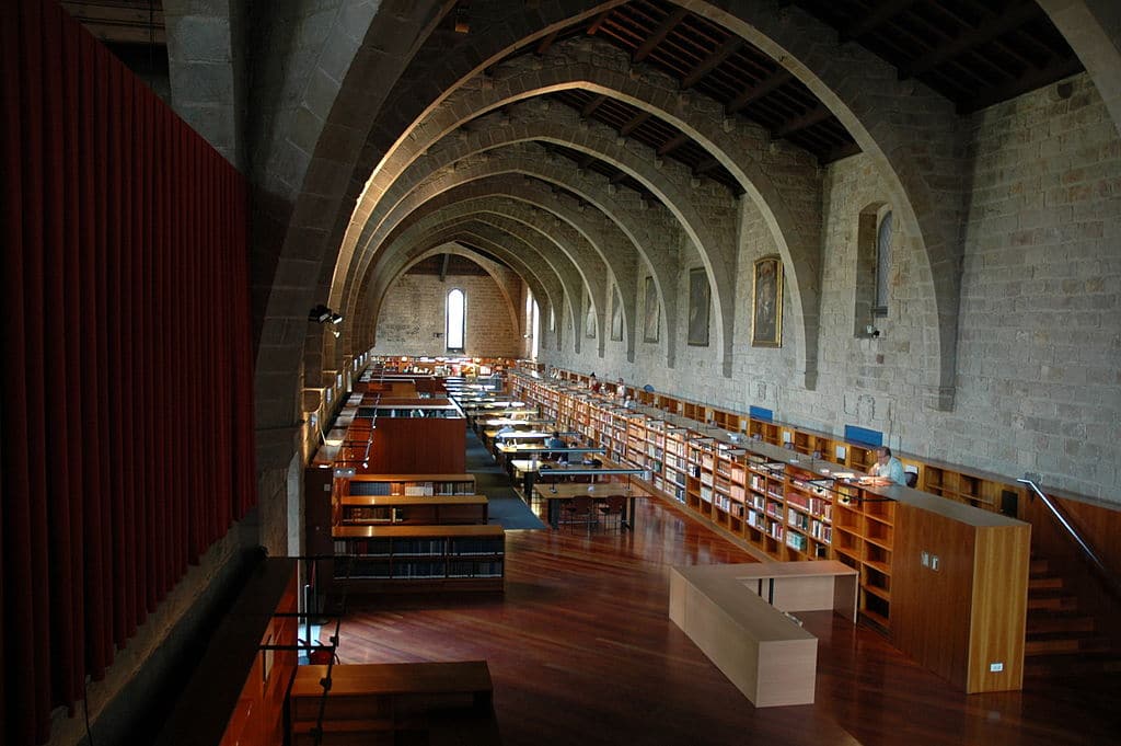 Ancien hopital Santa Creu depuis une bibliotheque dans le quartier du Raval à Barcelone - Photo de Josep Renalias