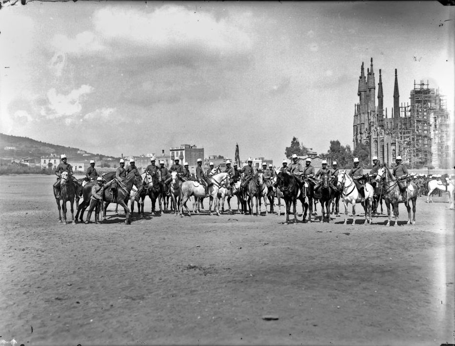 Militaires à cheval devant la Sagrada Familia à Barcelone en 1896 - Photo de Pau Audouard Deglaire