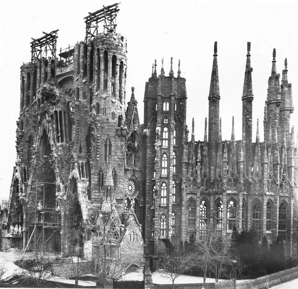 Scene de la nativité de l'église de la Sagrada Familia de Barcelone déjà en construction en 1908.