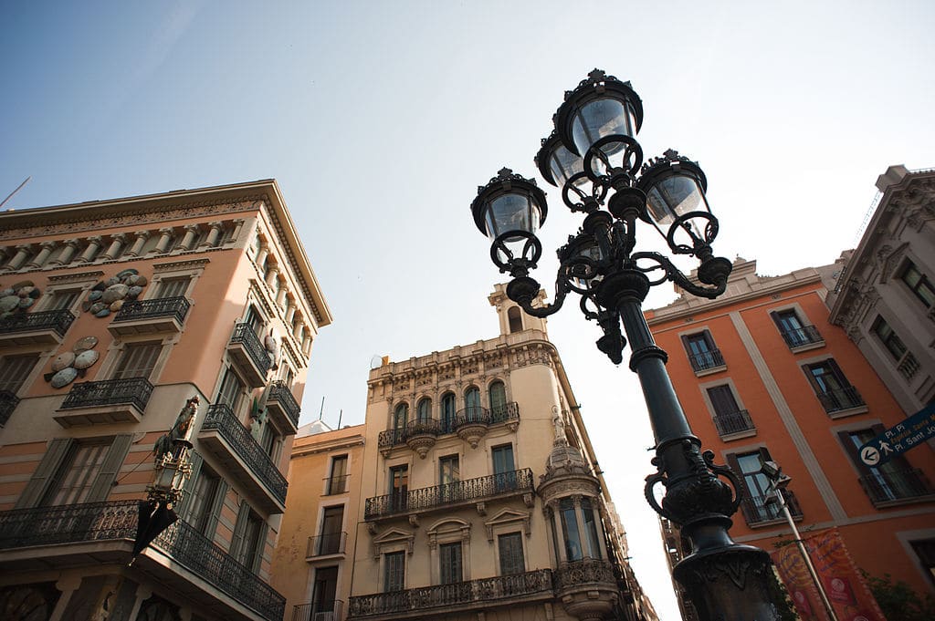 Les Ramblas de Barcelone, l’avenue est plus agréable avec les yeux vers le ciel. Photo de Mstyslav Chernov.