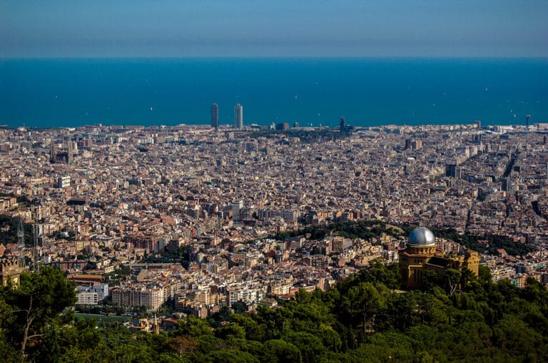 Vue sur Barcelone et la mer - Photo de Rodrigo Paredes