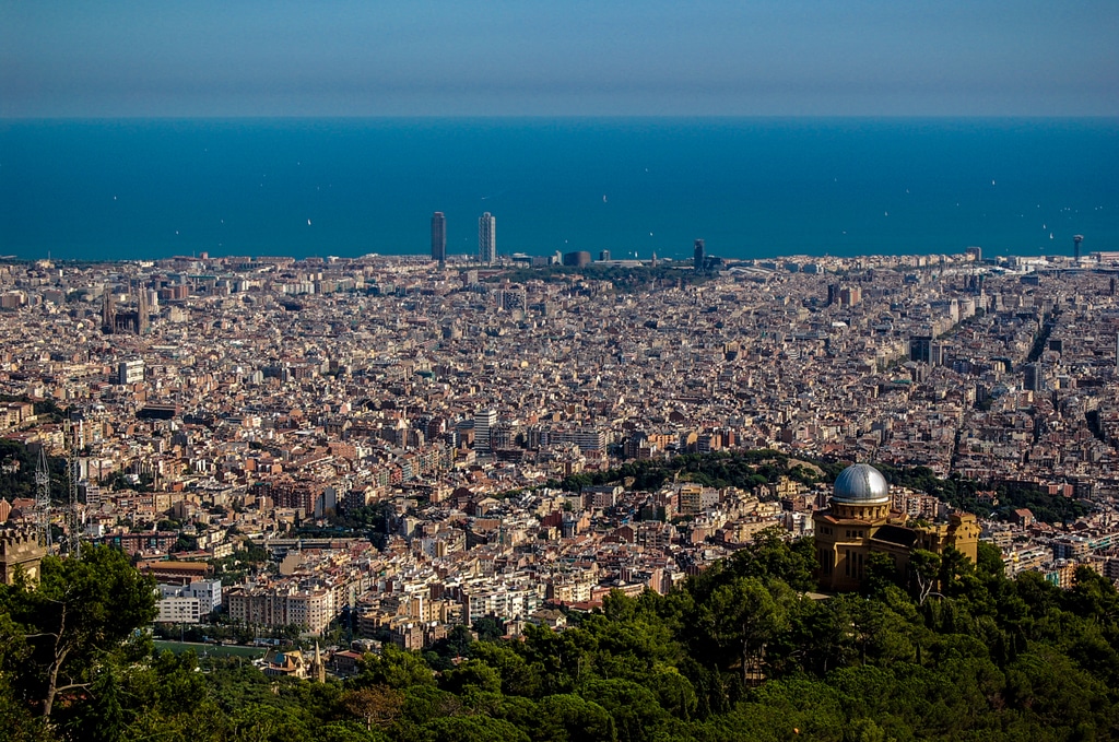 Vue de Barcelone et de ses quartiers depuis la colline de Tibidabo - Photo de Rodrigo Paredes