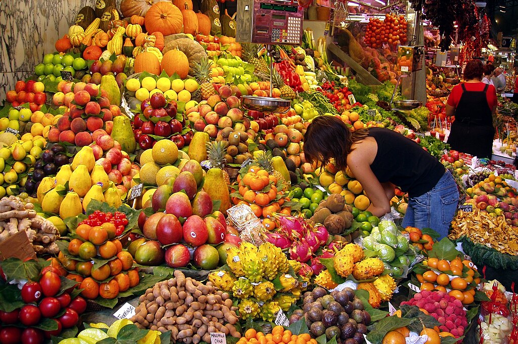 Explosion de couleurs et d’odeurs à la Boqueria de Barcelone. Photo de en:User:Daderot.