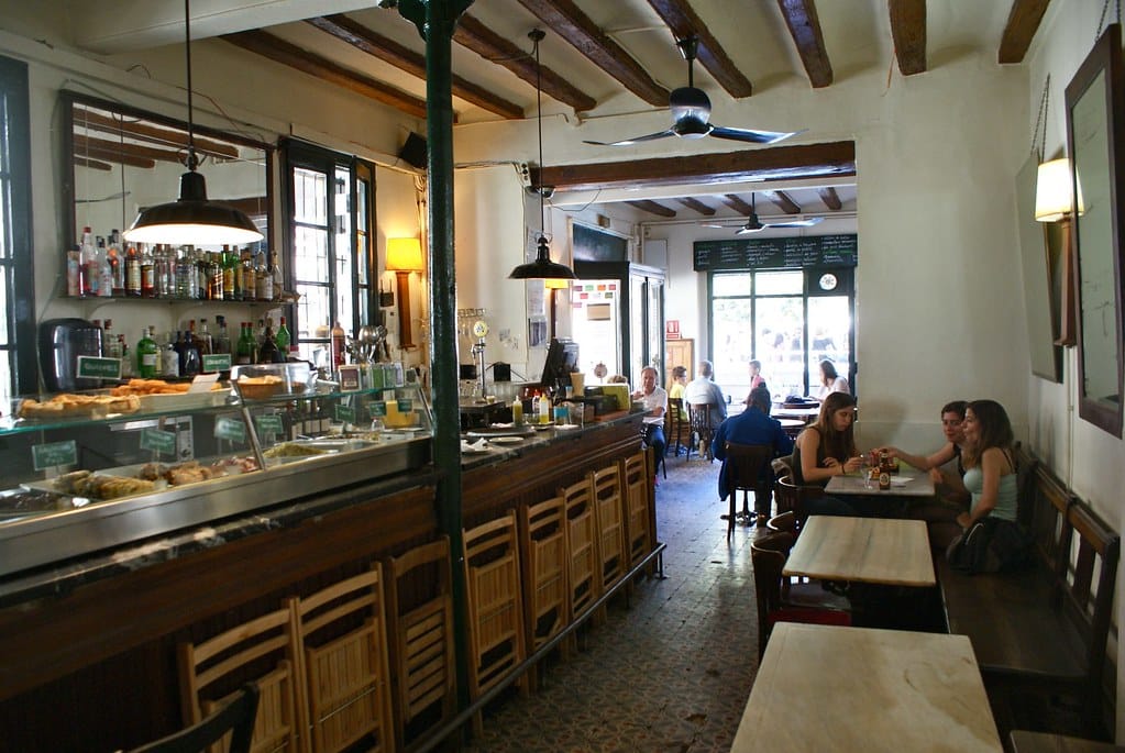 Bar de la Plaça del Sol dans le quartier de Gracia à Barcelone.