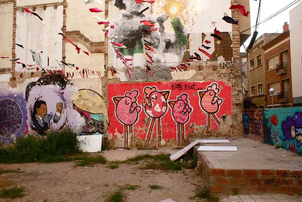 Street art, friche et jardin commun dans le quartier de Gracia à Barcelone.
