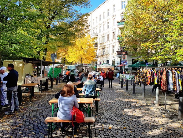 Marché sur la place de Kollwitzplatz dans le quartier de Prenzlauer Berg à Berlin - Photo de Fridolin Freudenfett