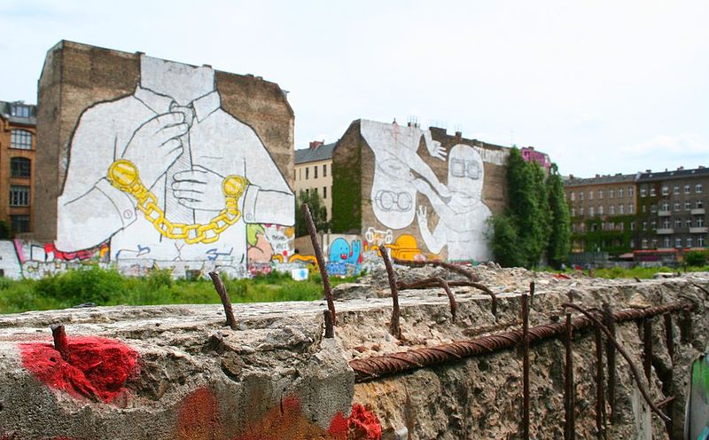 Street art à Berlin : Une oeuvre de BLU à Berlin aujourd'hui recouverte de peinture noire... par BLU - Photo de Ohuizinga