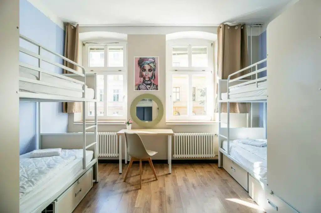 Dortoir pour les femmes de l'auberge de jeunesse EastSeven Berlin Hostel à Berlin.