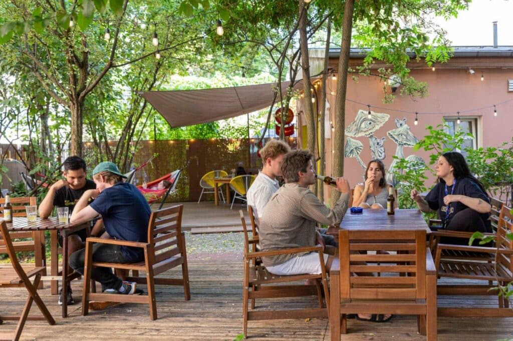 Terrasse de l'auberge de jeunesse EastSeven Berlin Hostel à Berlin.