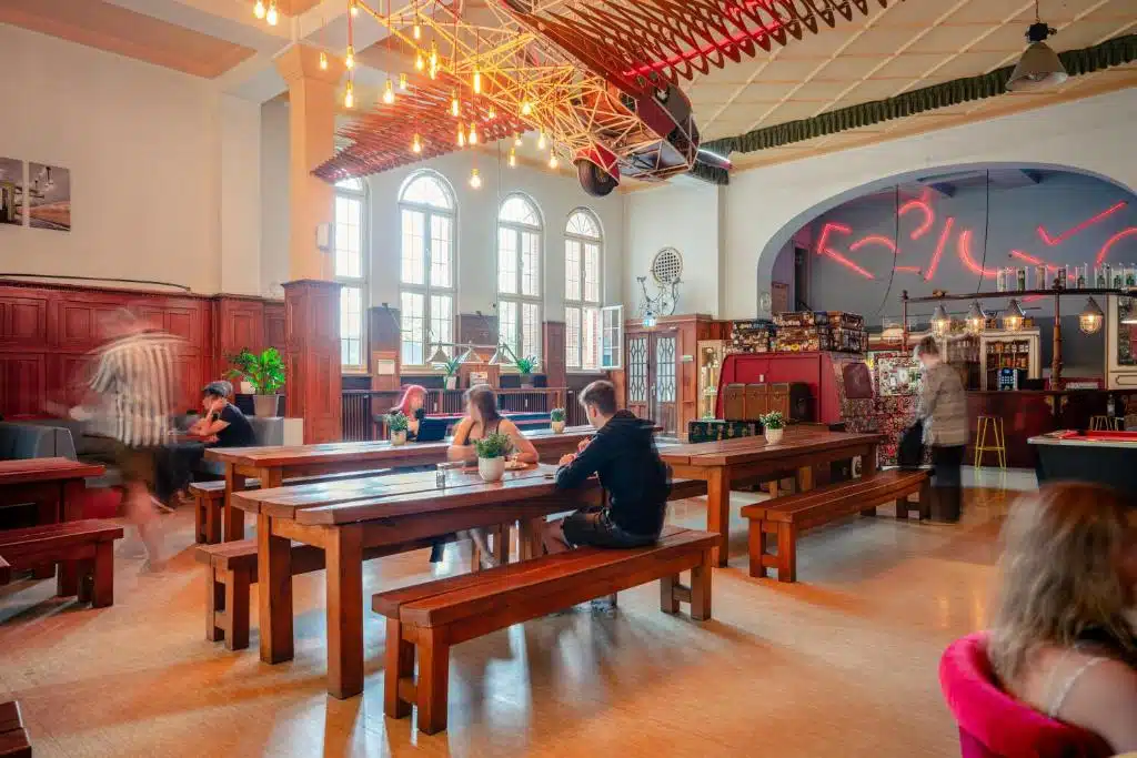 Bar de l'auberge de jeunesse Three little pigs à Berlin.