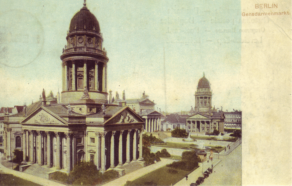 Histoire de Berlin : Place des gendarmes ou Gendarmenmarkt. Berlin en 1900 est un centre économique, industrielle et culturelle de premier plan dans le monde.