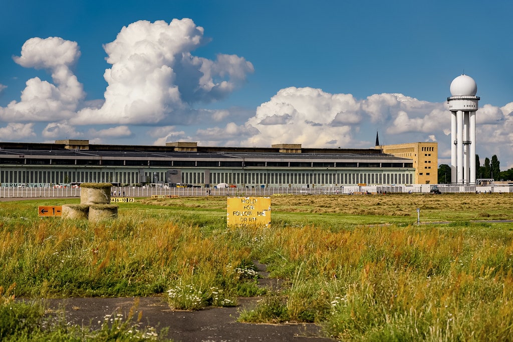 Sur le tarmac de l'aéroport désaffecté de Tempelhof au sud du quartier de Kreuzberg à Berlin. Photo de Jorge Franganillo