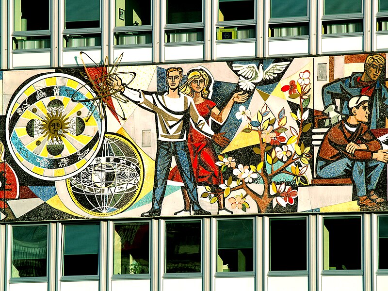 Fresque communiste sur un batiment à proximité de l’Alexanderplatz dans le quartier de Mitte à Berlin – Photo de Jolove55